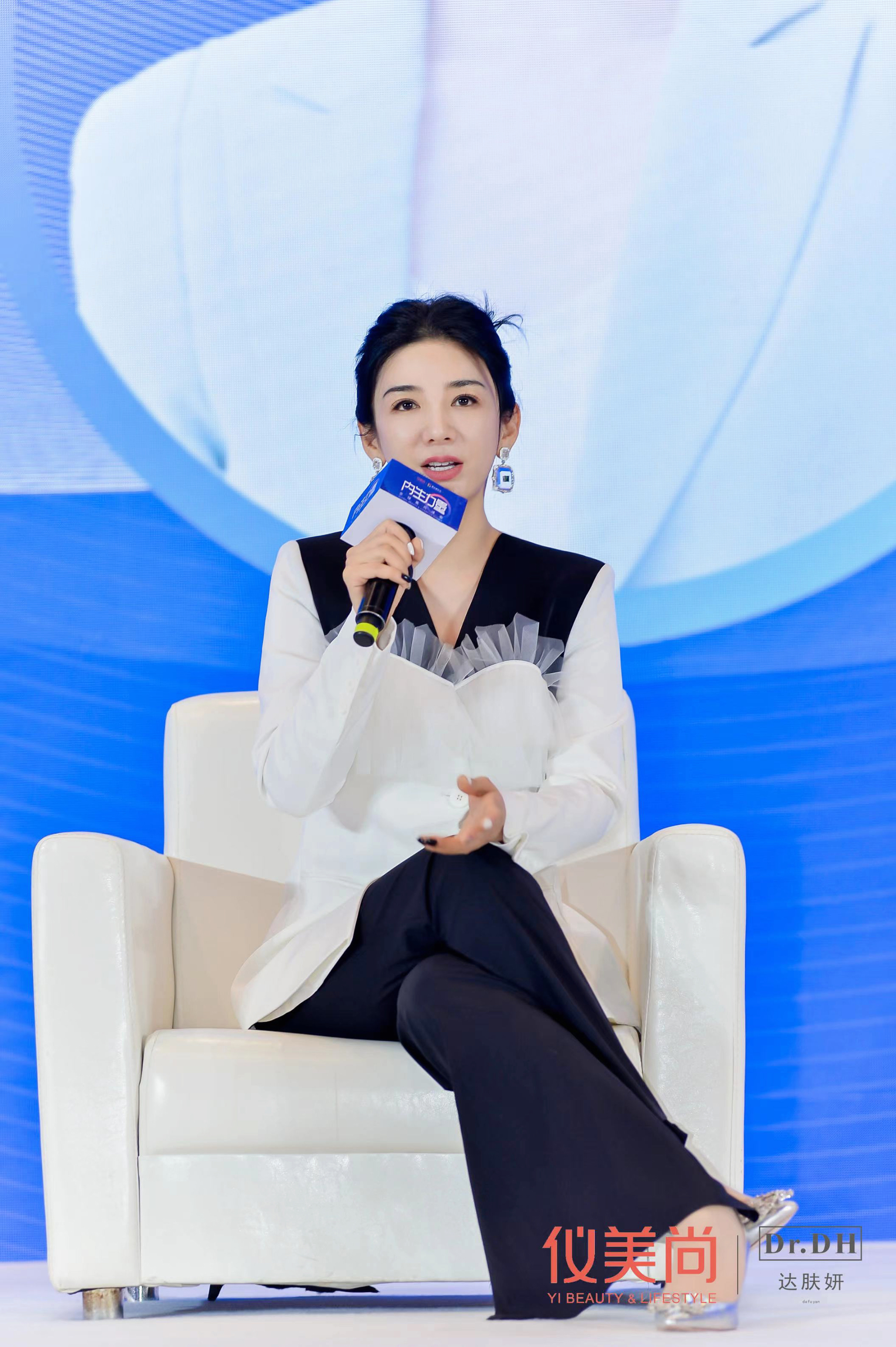 黄奕.jpg