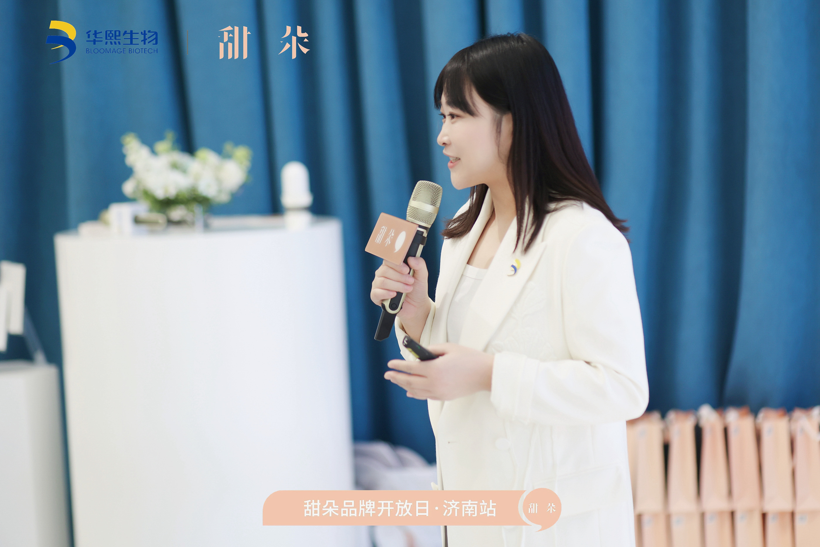图说-品牌负责人菜菜开放日活动现场向合作伙伴介绍「甜朵」.jpg